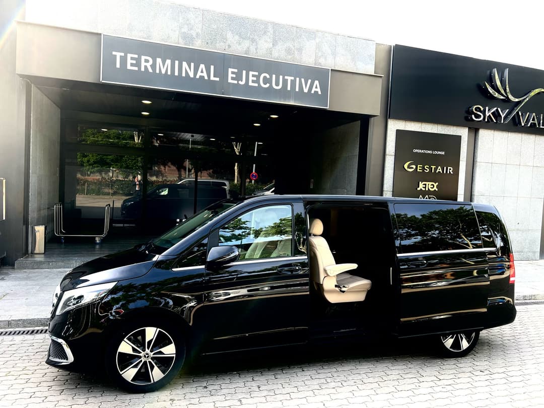 FFGR España Mercedes V-Class at an executive terminal