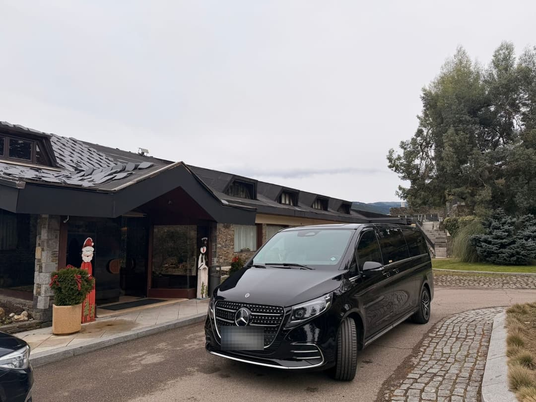 FFGR España Mercedes V-Class at a hotel entrance