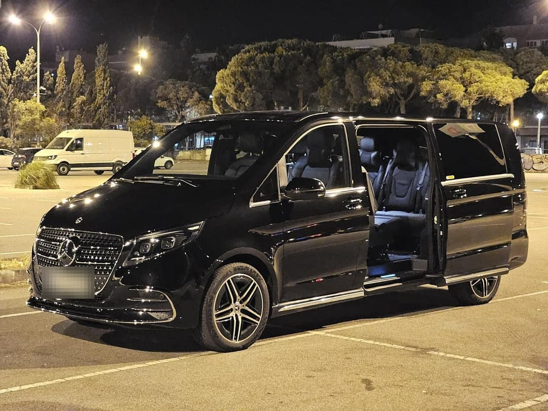 FFGR España Mercedes V-Class at night