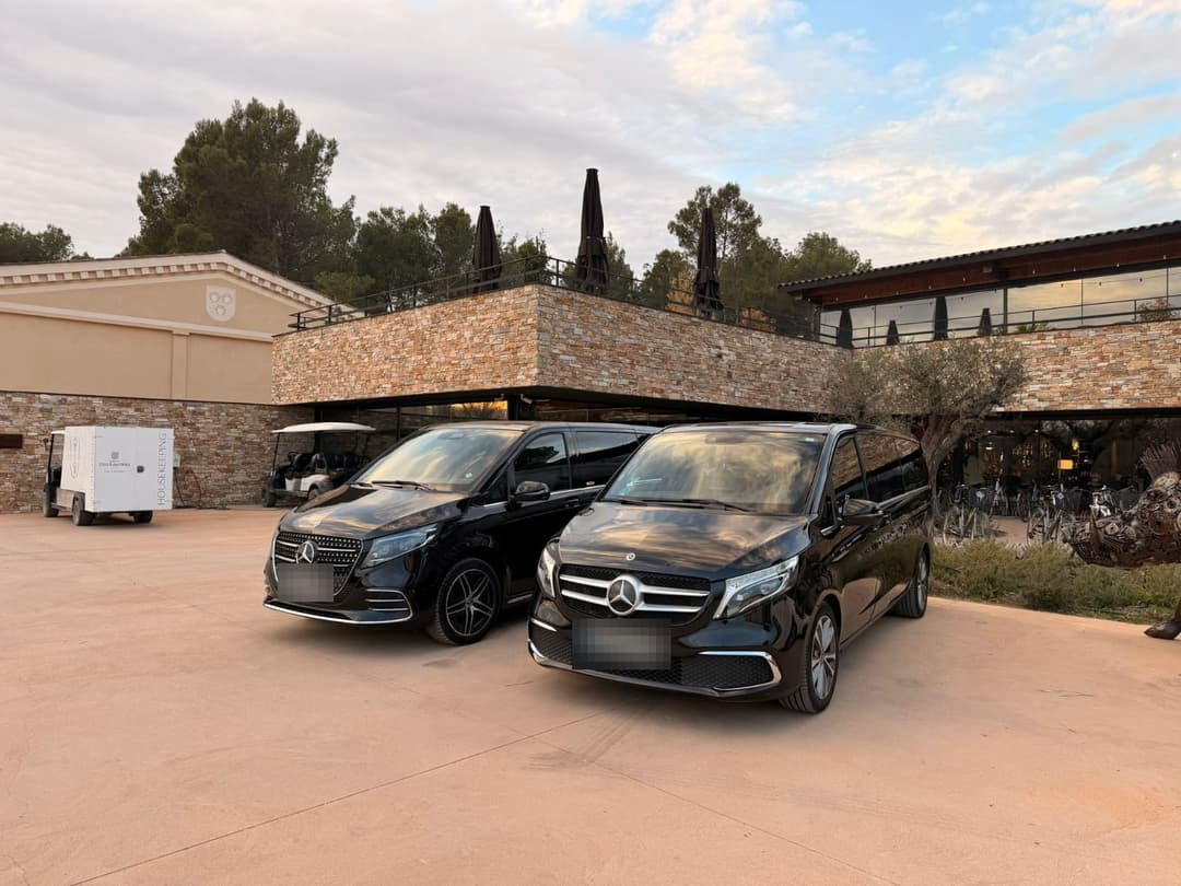 FFGR España Mercedes V-Class at a hotel